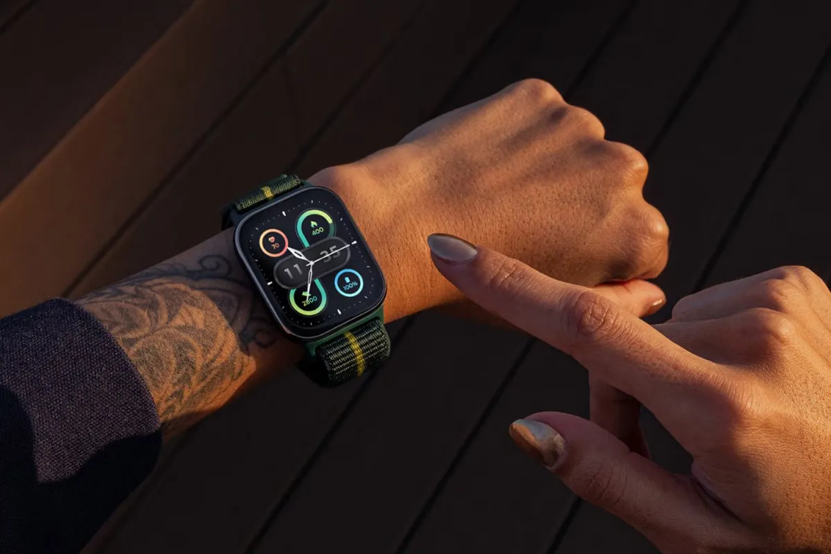 بررسی ساعت Motorola Watch Fit و هدفون Buds Loop